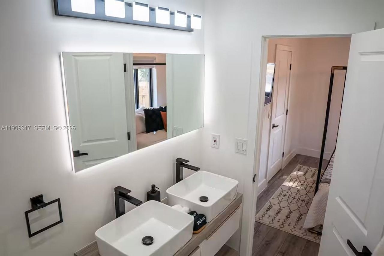 271 NW 143rd St, Miami, FL 33168 Photo