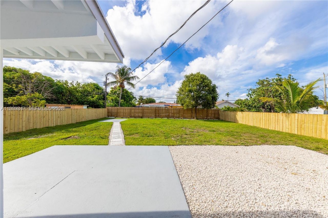 271 NW 143rd St, Miami, FL 33168 Photo