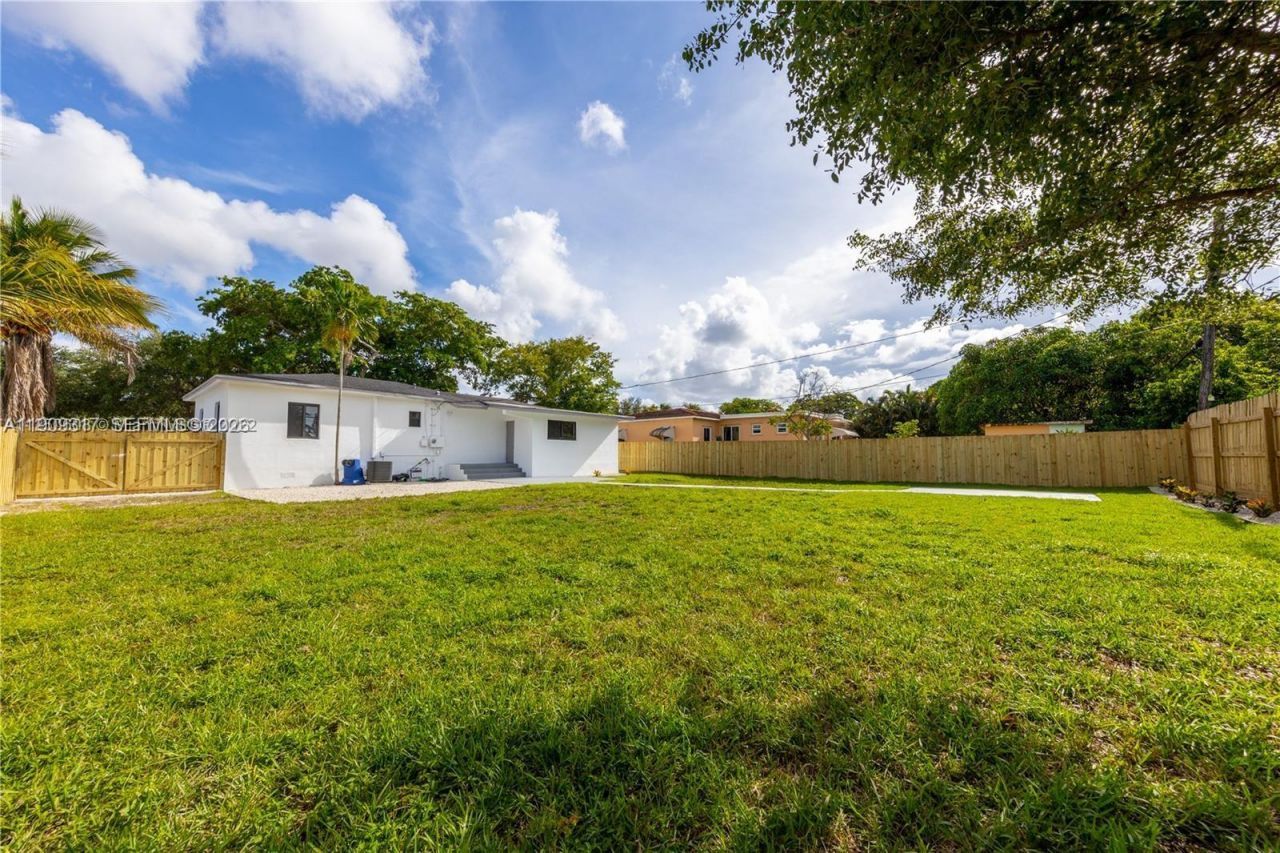 271 NW 143rd St, Miami, FL 33168 Photo