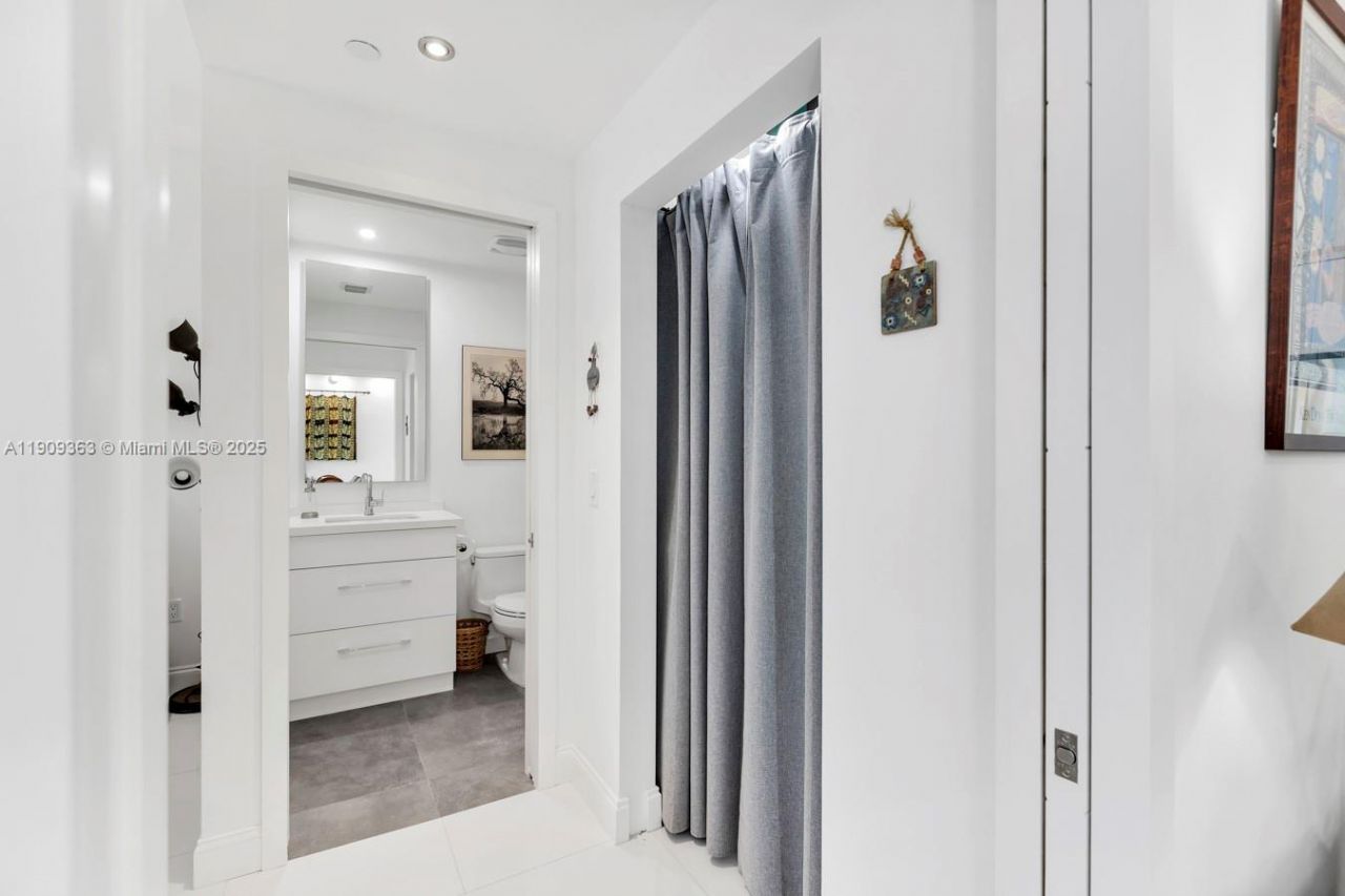 3131 NE 188th St, Unit 2-1004, Aventura, FL 33180 Photo