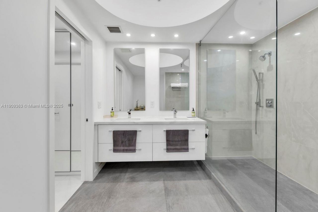 3131 NE 188th St, Unit 2-1004, Aventura, FL 33180 Photo