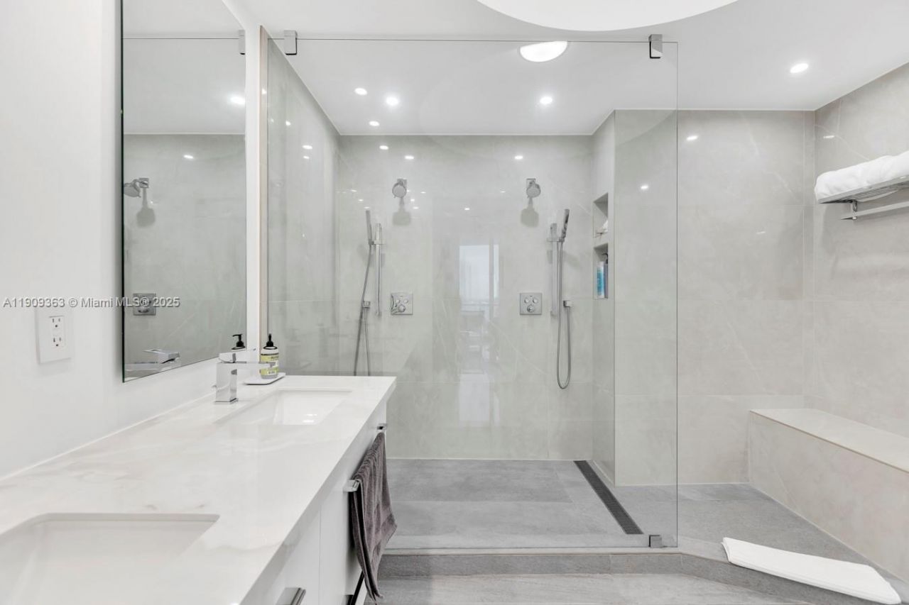 3131 NE 188th St, Unit 2-1004, Aventura, FL 33180 Photo