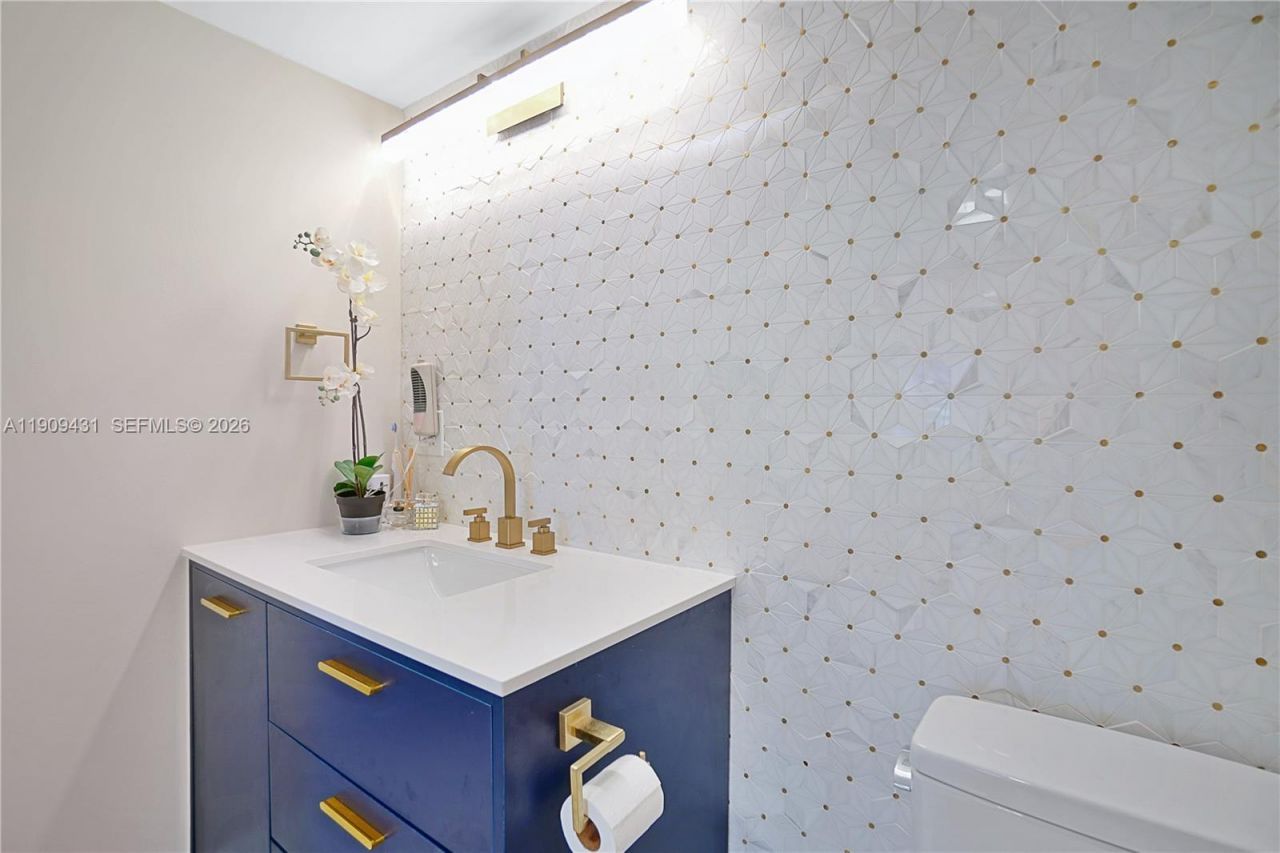 5225 Collins Ave, Unit 1403, Miami Beach, FL 33140 Photo