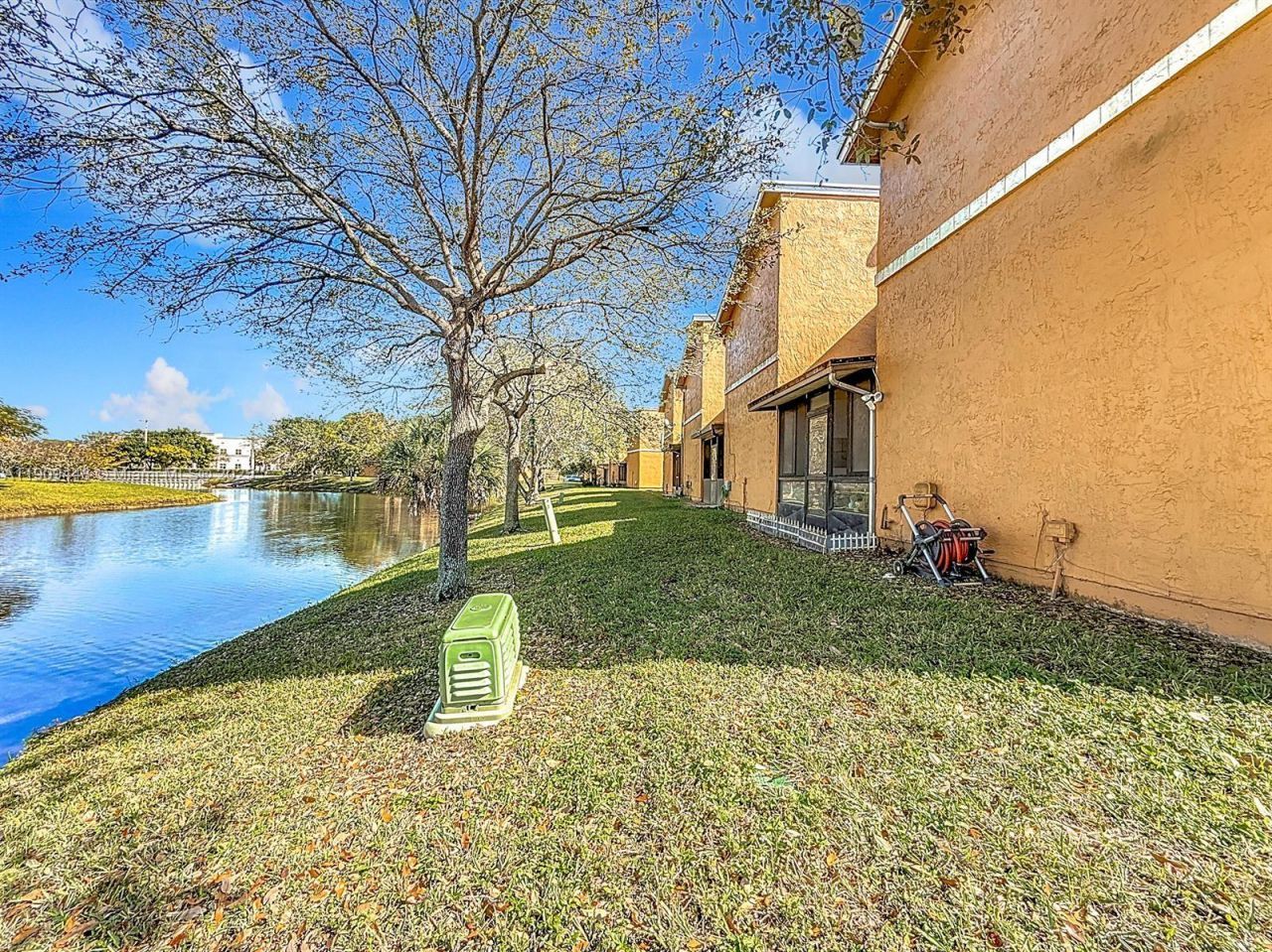 8117 NW 71st Ct, Tamarac, FL 33321 Photo