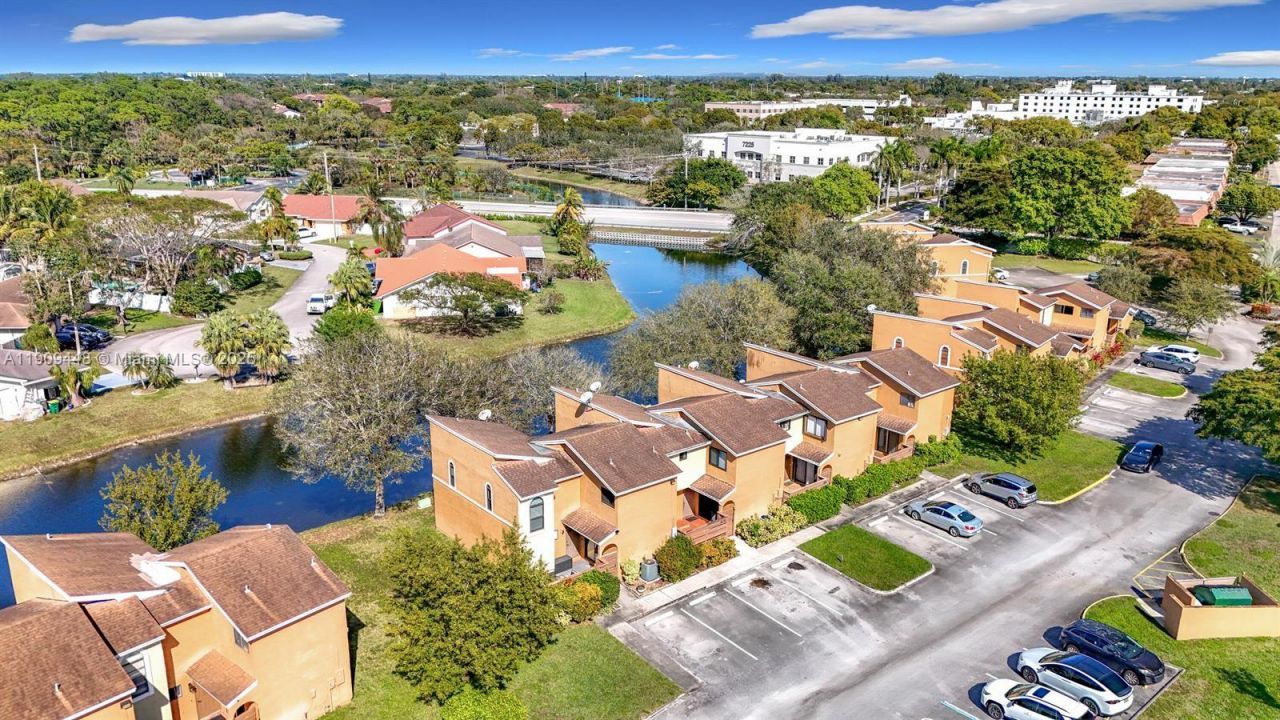 8117 NW 71st Ct, Tamarac, FL 33321 Photo