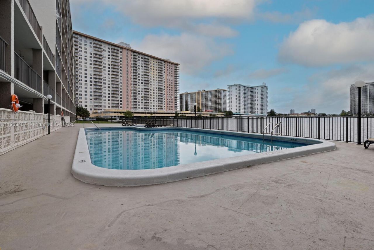 17500 N Bay Rd, Unit S301, Sunny Isles Beach, FL 33160 Photo