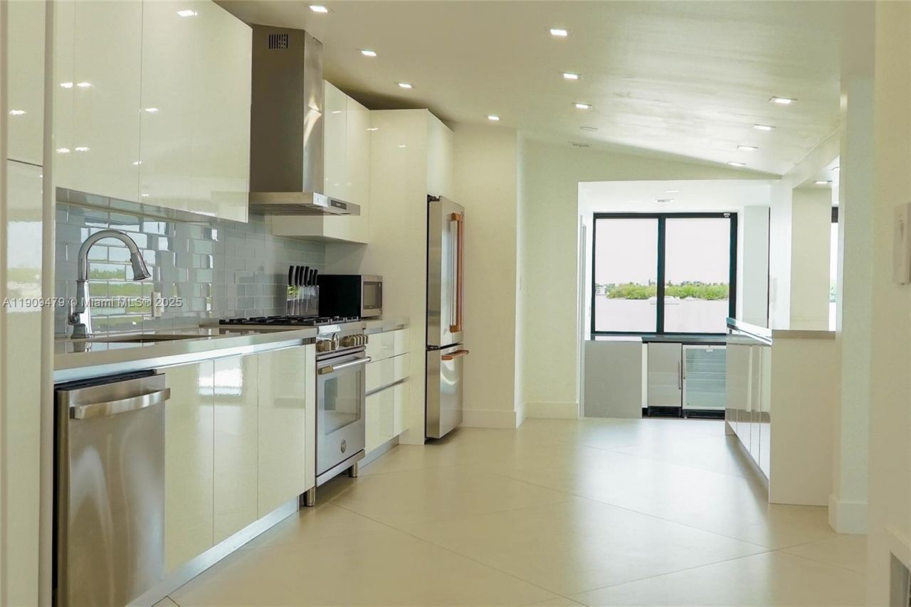 7720 Miami View Dr, North Bay Village, FL 33141 Photo