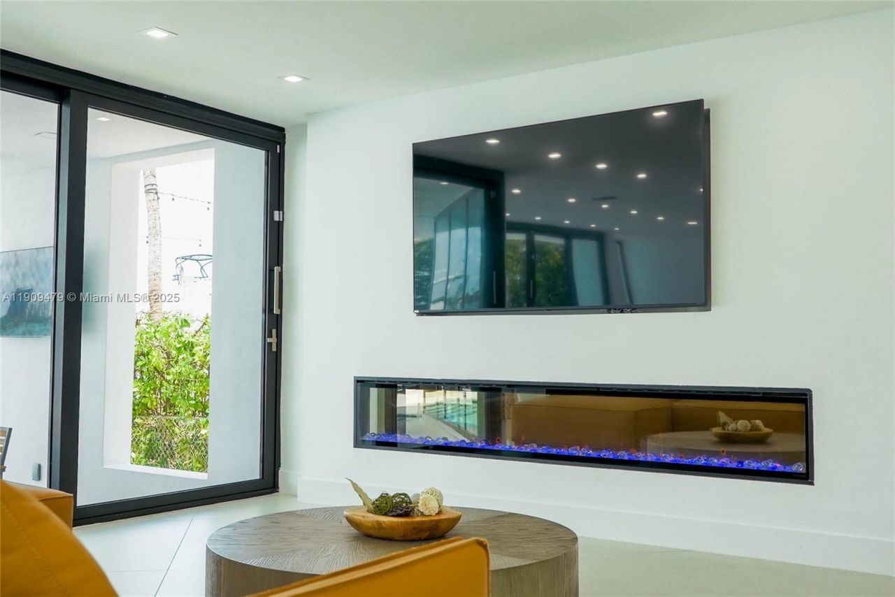 7720 Miami View Dr, North Bay Village, FL 33141 Photo