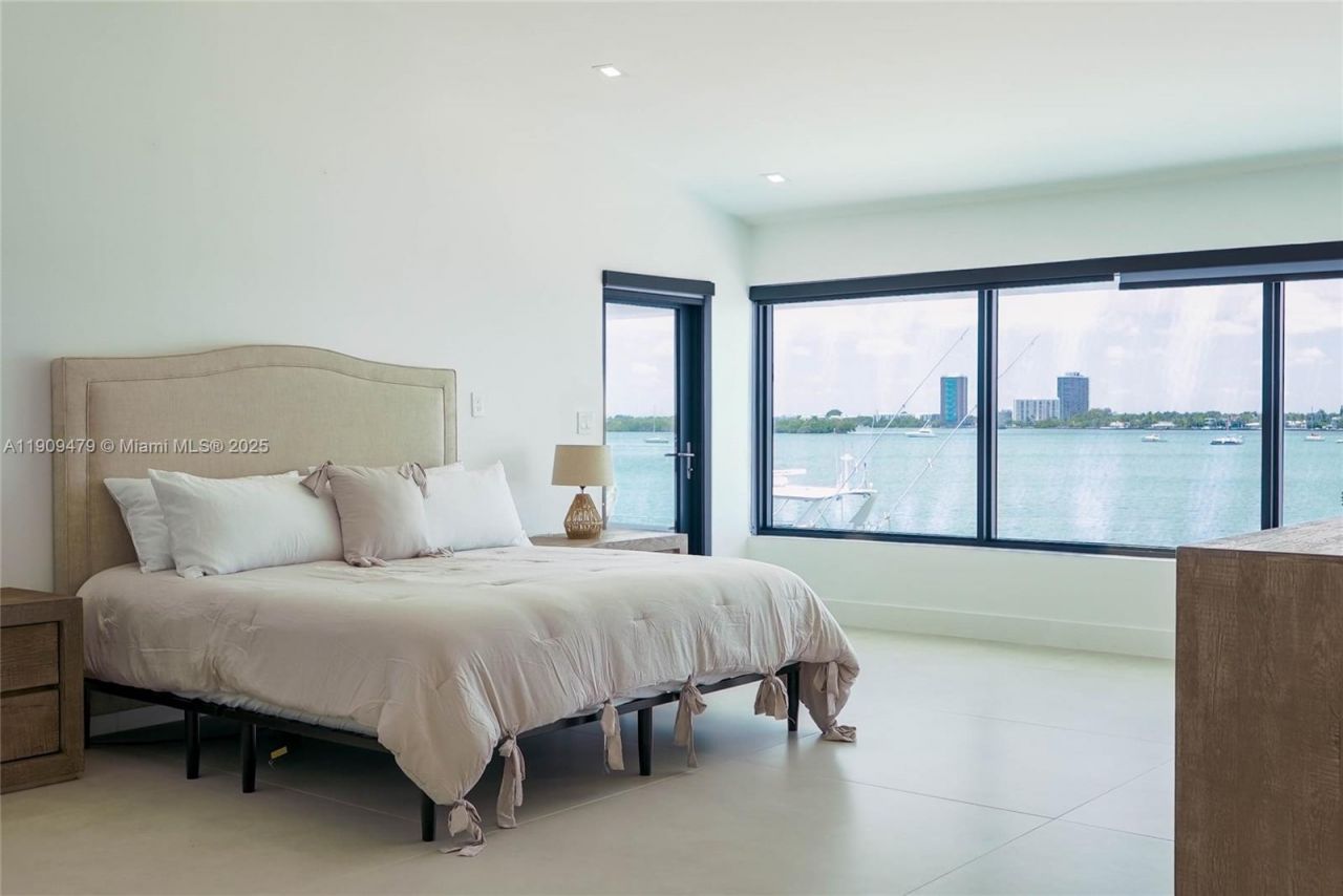 7720 Miami View Dr, North Bay Village, FL 33141 Photo