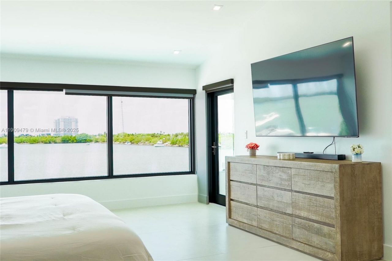 7720 Miami View Dr, North Bay Village, FL 33141 Photo