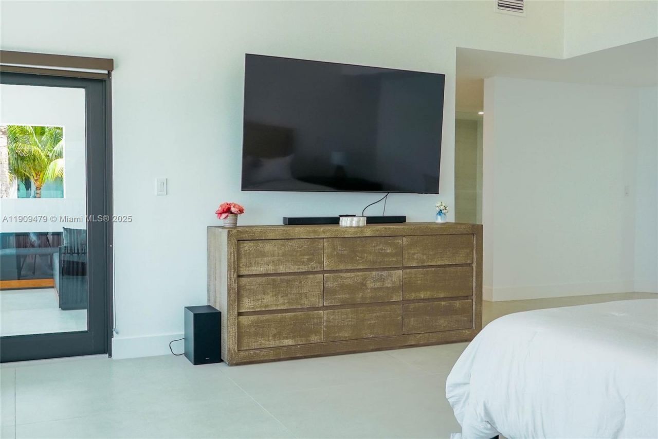 7720 Miami View Dr, North Bay Village, FL 33141 Photo