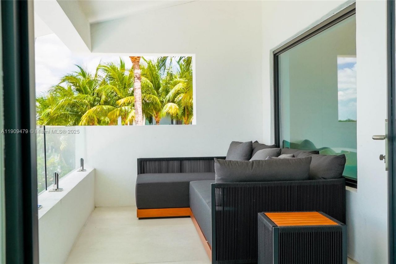 7720 Miami View Dr, North Bay Village, FL 33141 Photo