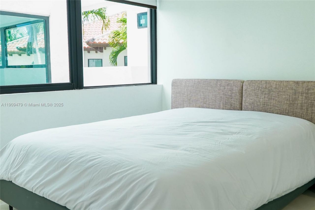 7720 Miami View Dr, North Bay Village, FL 33141 Photo