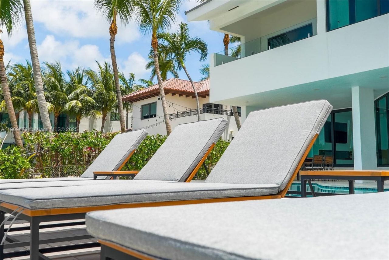 7720 Miami View Dr, North Bay Village, FL 33141 Photo