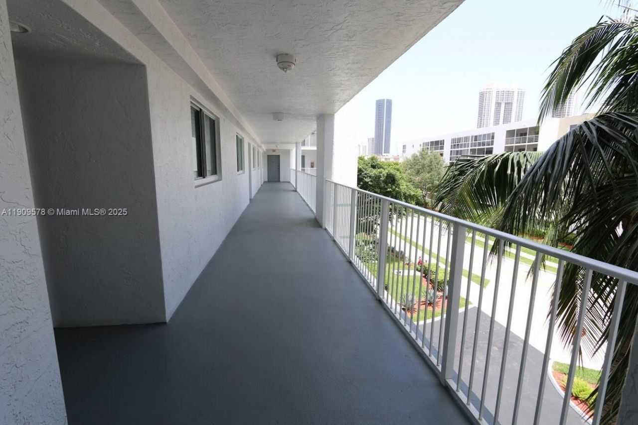 17800 N Bay Rd, Unit 404, Sunny Isles Beach, FL 33160 Photo