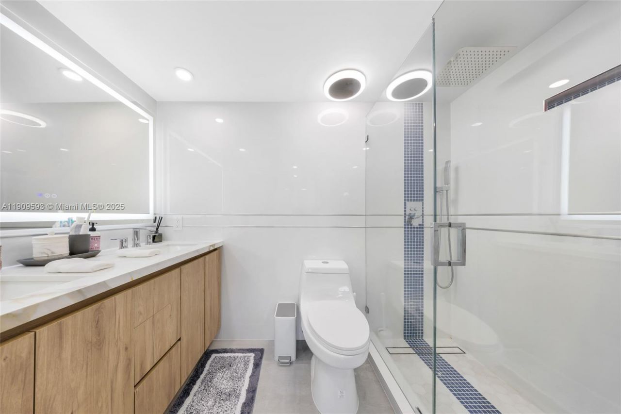 7601 E Treasure Dr, Unit 1216, North Bay Village, FL 33141 Photo