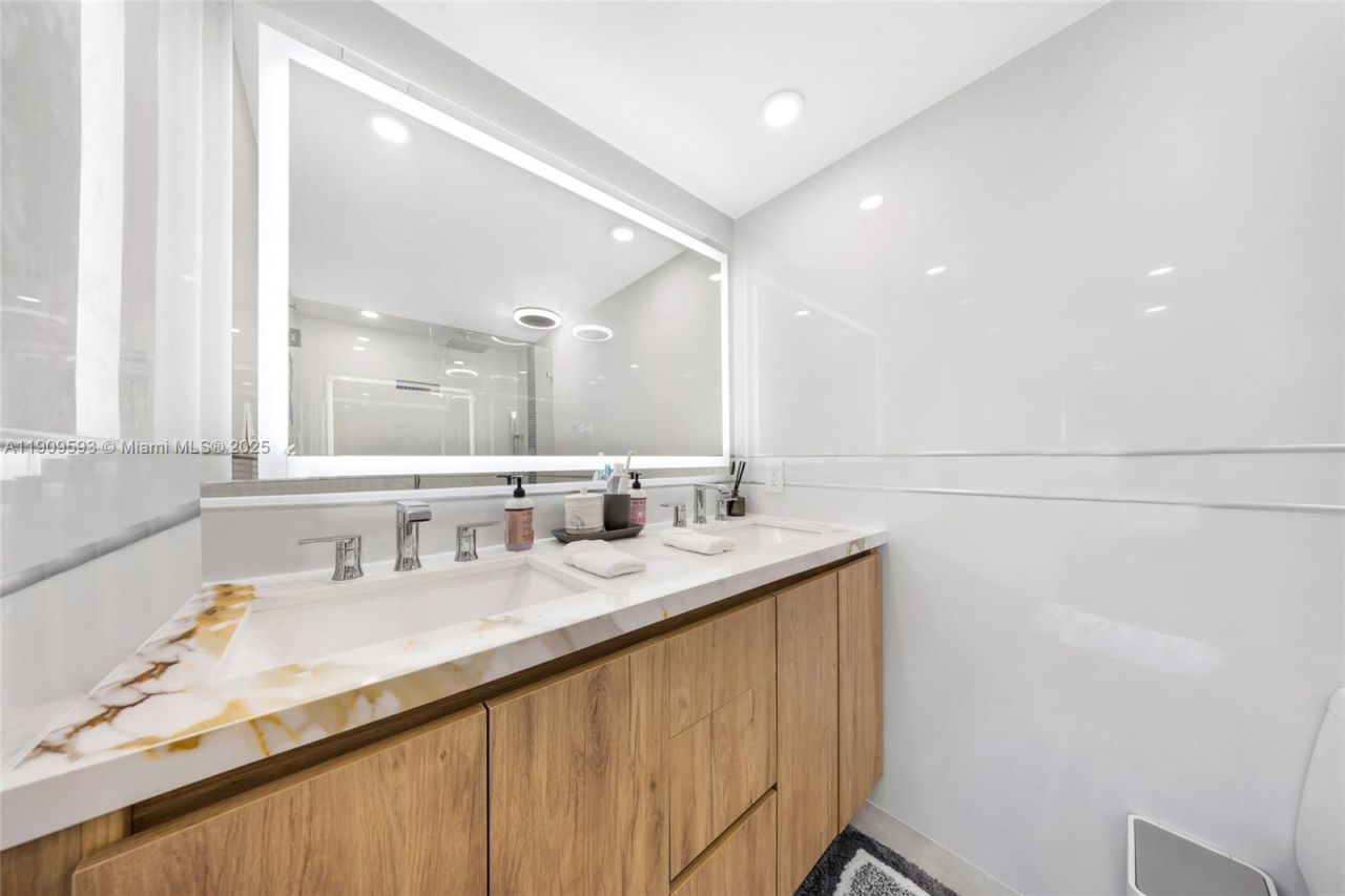 7601 E Treasure Dr, Unit 1216, North Bay Village, FL 33141 Photo