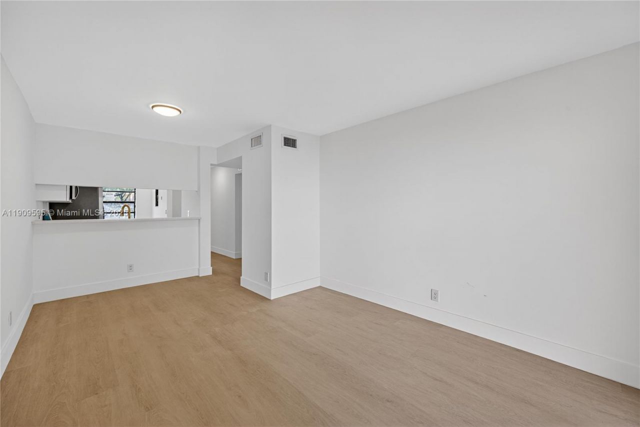 4198 Lakeside Dr, Unit 4198, Tamarac, FL 33319 Photo