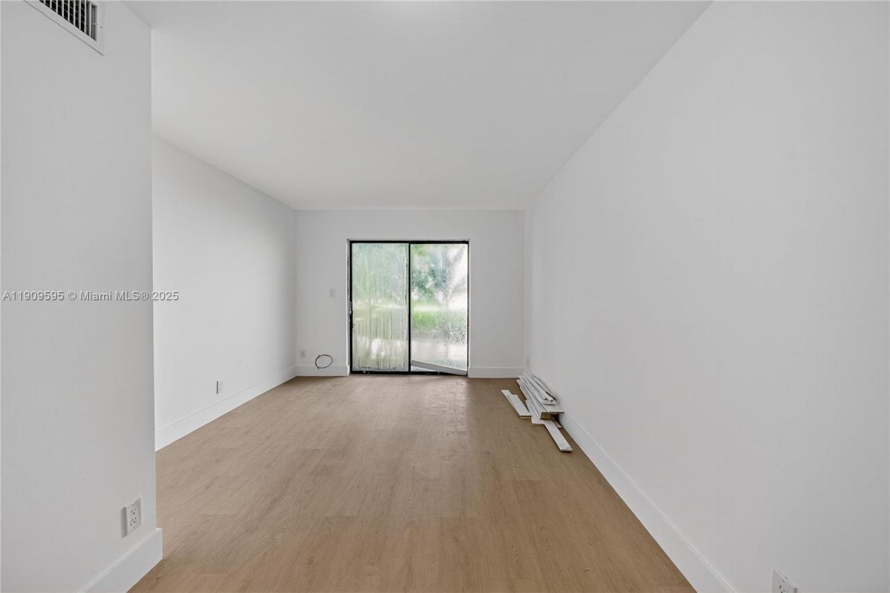 4198 Lakeside Dr, Unit 4198, Tamarac, FL 33319 Photo