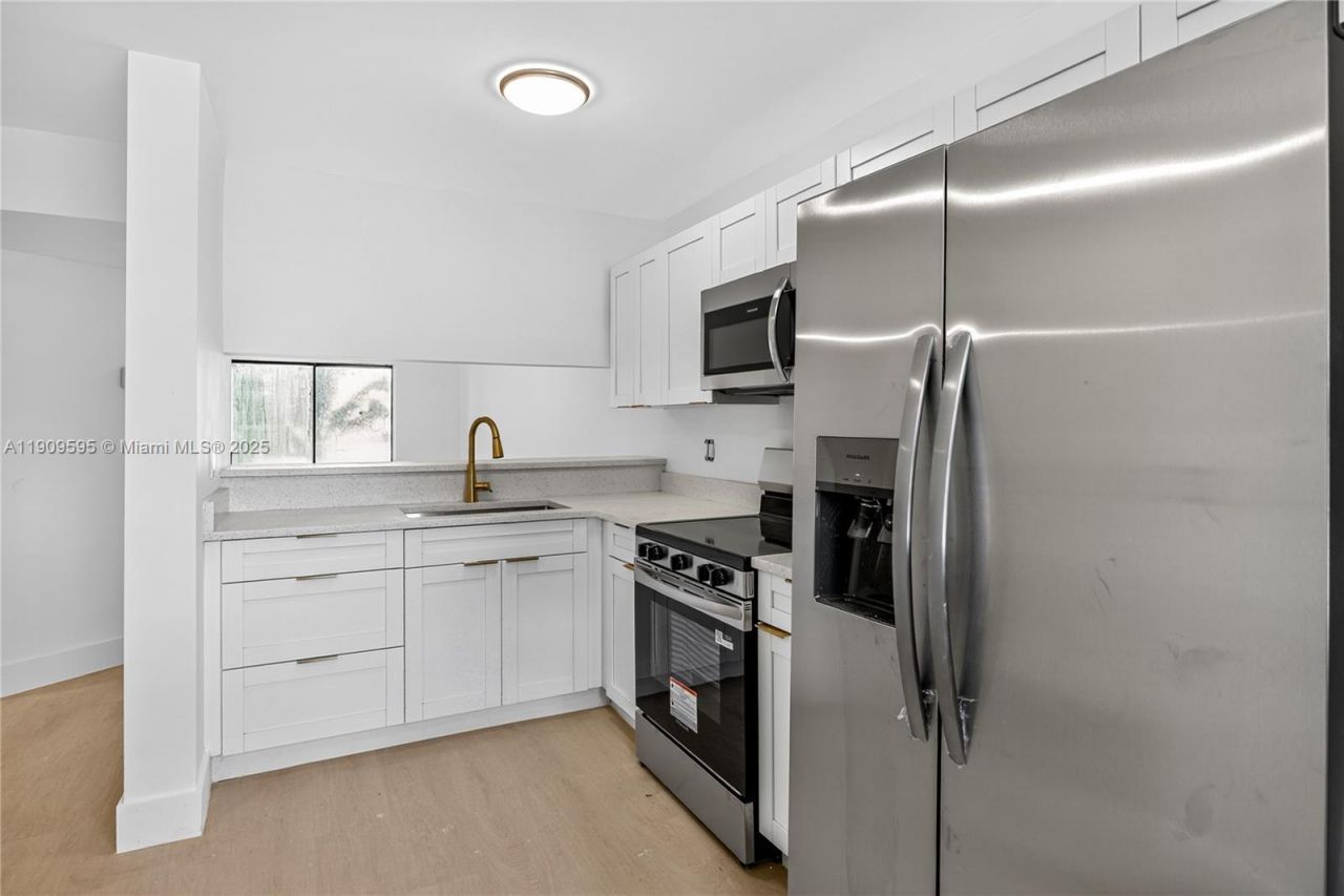 4198 Lakeside Dr, Unit 4198, Tamarac, FL 33319 Photo