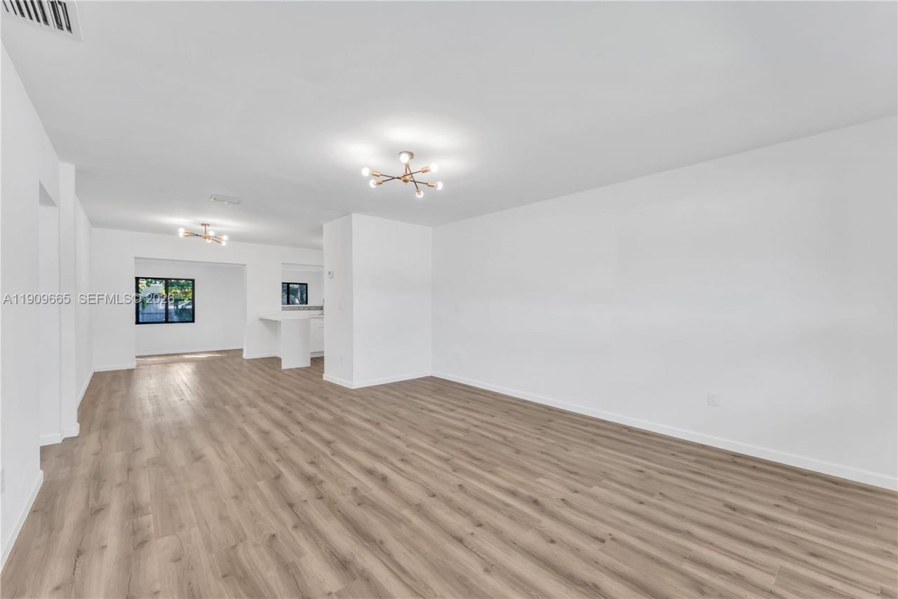 3040 NW 96th St, Miami, FL 33147 Photo