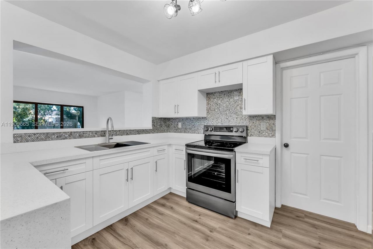 3040 NW 96th St, Miami, FL 33147 Photo