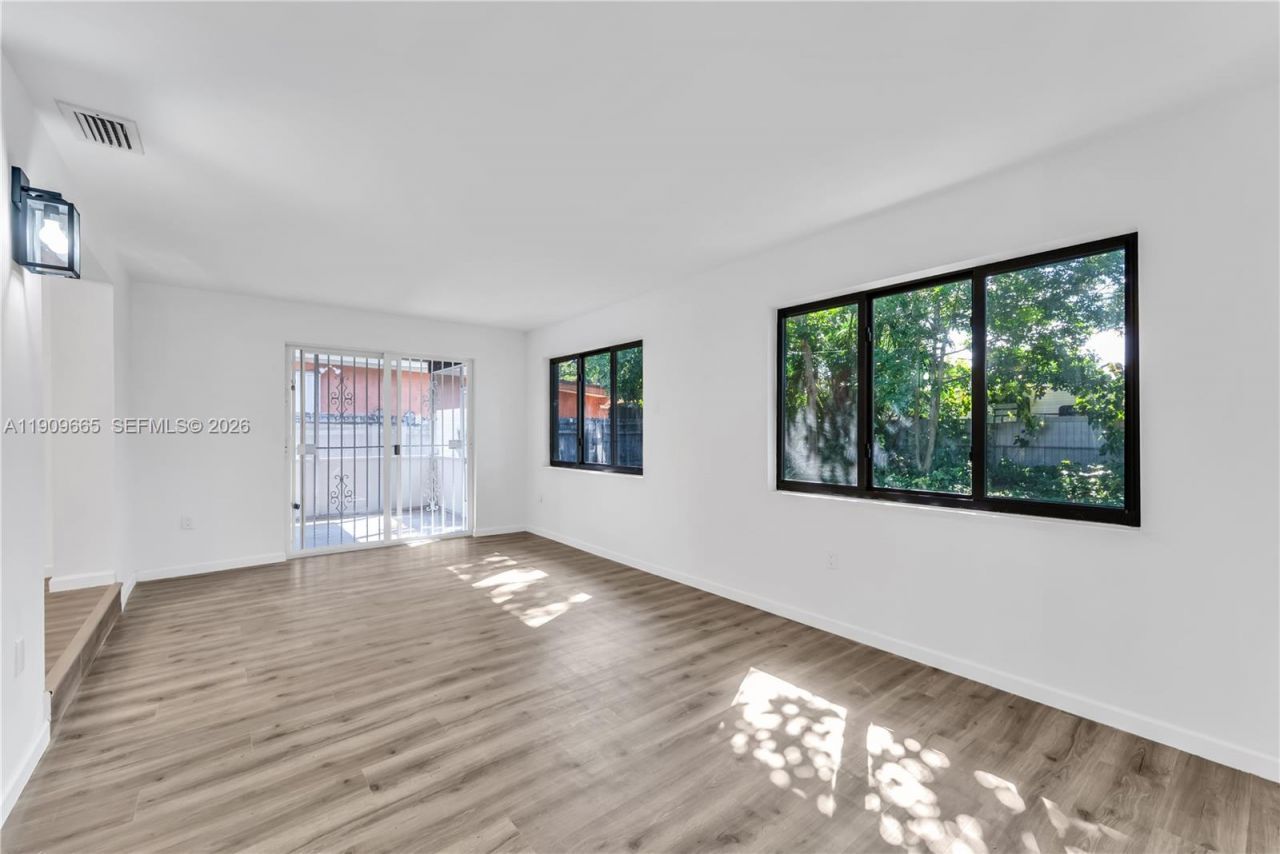 3040 NW 96th St, Miami, FL 33147 Photo