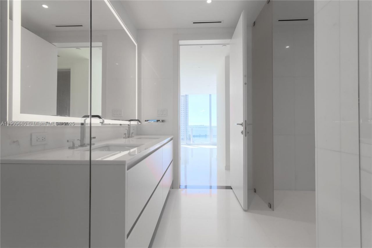 300 Biscayne Blvd Way, Unit 1003, Miami, FL 33131 Photo