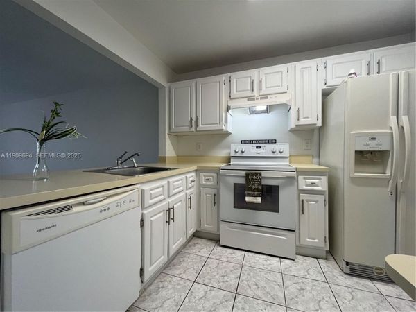 842 NE 209th St, Unit 103, Miami, FL 33179