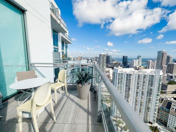 92 SW 3rd St, Unit PH5213, Miami, FL 33130