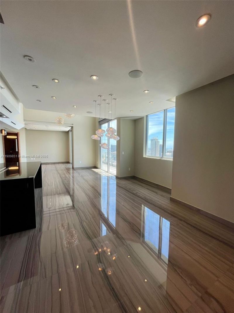 92 SW 3rd St, Unit PH5213, Miami, FL 33130 Photo