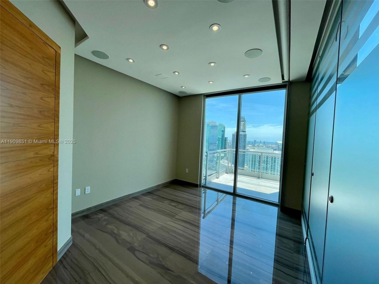 92 SW 3rd St, Unit PH5213, Miami, FL 33130 Photo