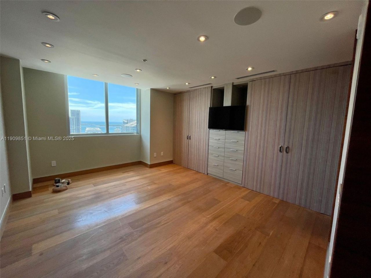 92 SW 3rd St, Unit PH5213, Miami, FL 33130 Photo