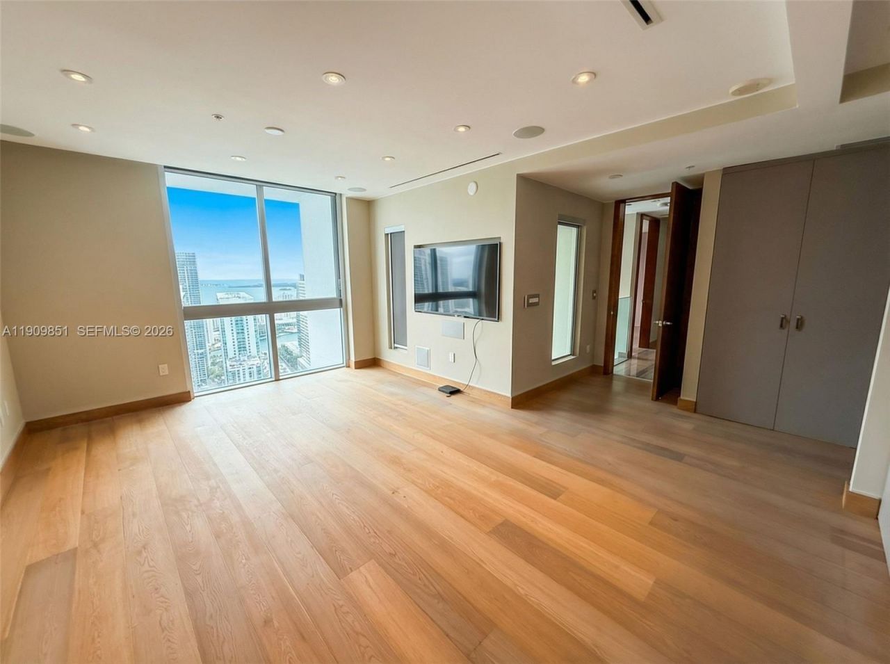 92 SW 3rd St, Unit PH5213, Miami, FL 33130 Photo