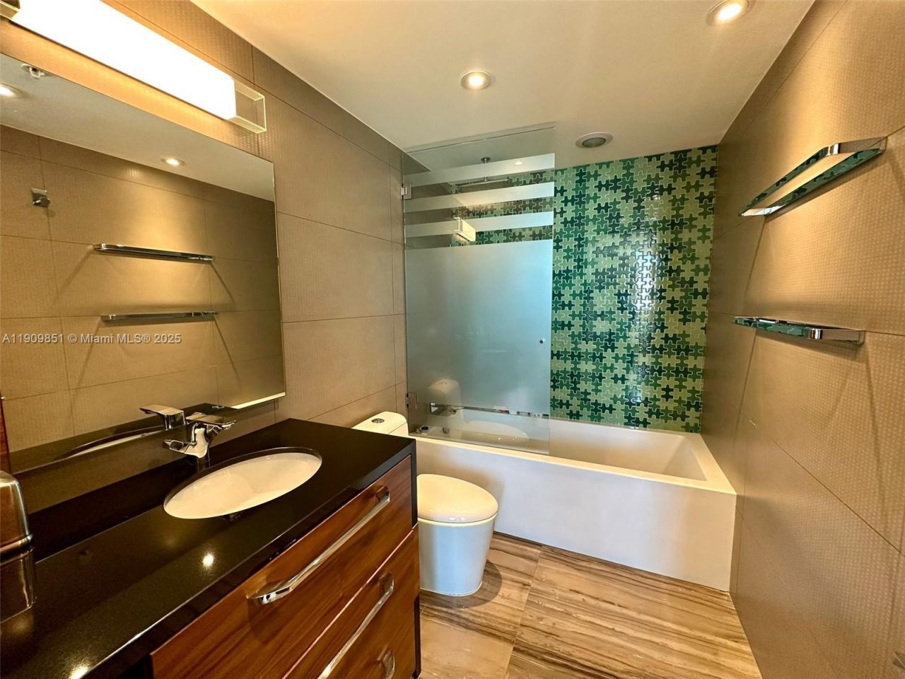 92 SW 3rd St, Unit PH5213, Miami, FL 33130 Photo