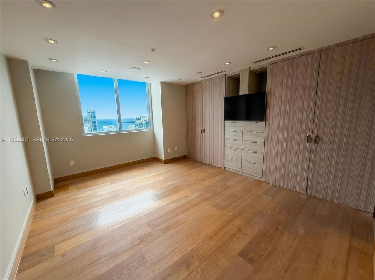 92 SW 3rd St, Unit PH5213, Miami, FL 33130 Photo