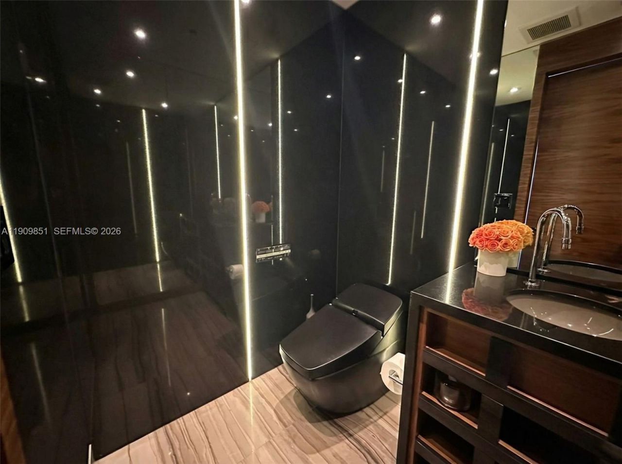 92 SW 3rd St, Unit PH5213, Miami, FL 33130 Photo