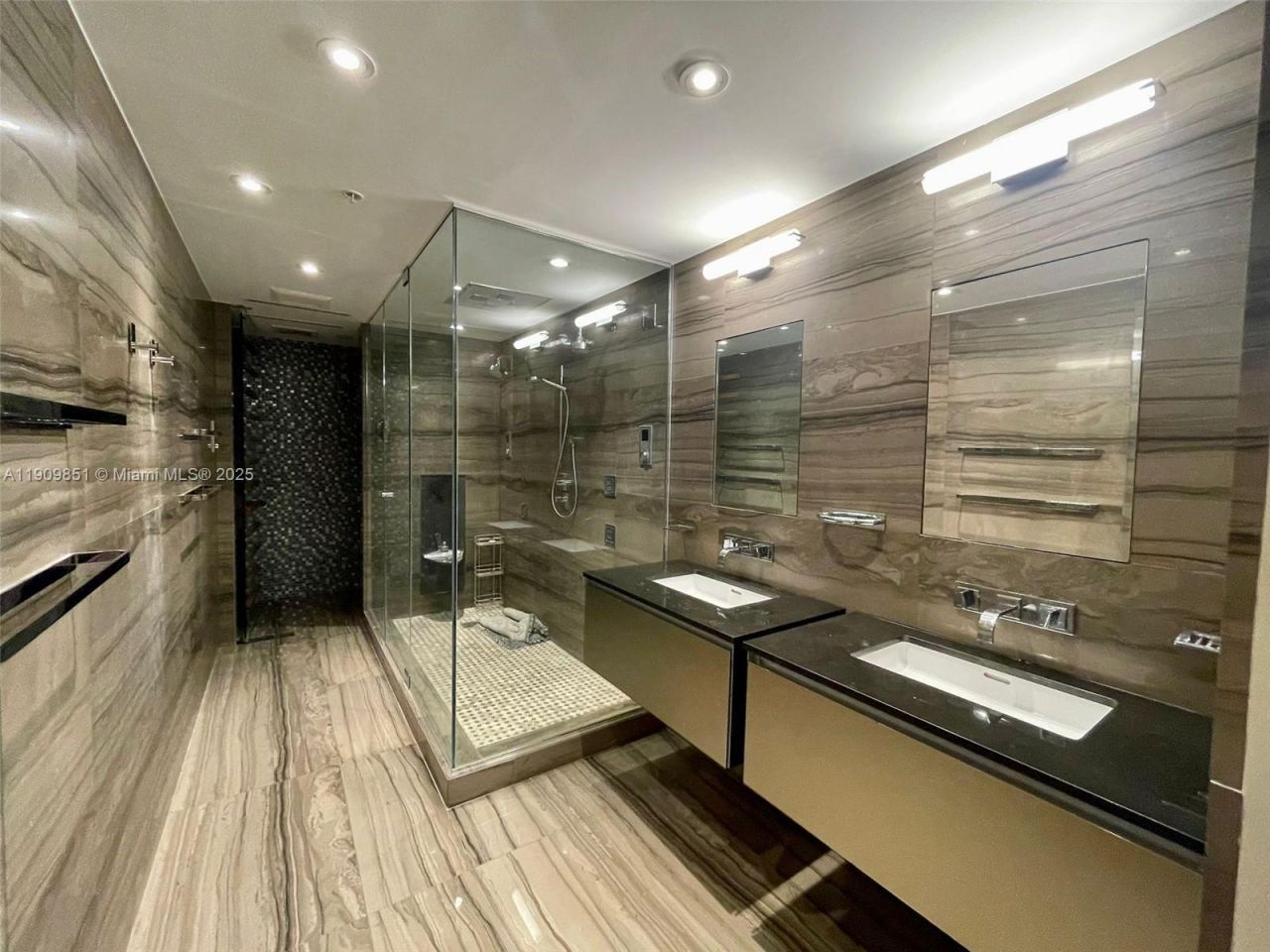 92 SW 3rd St, Unit PH5213, Miami, FL 33130 Photo