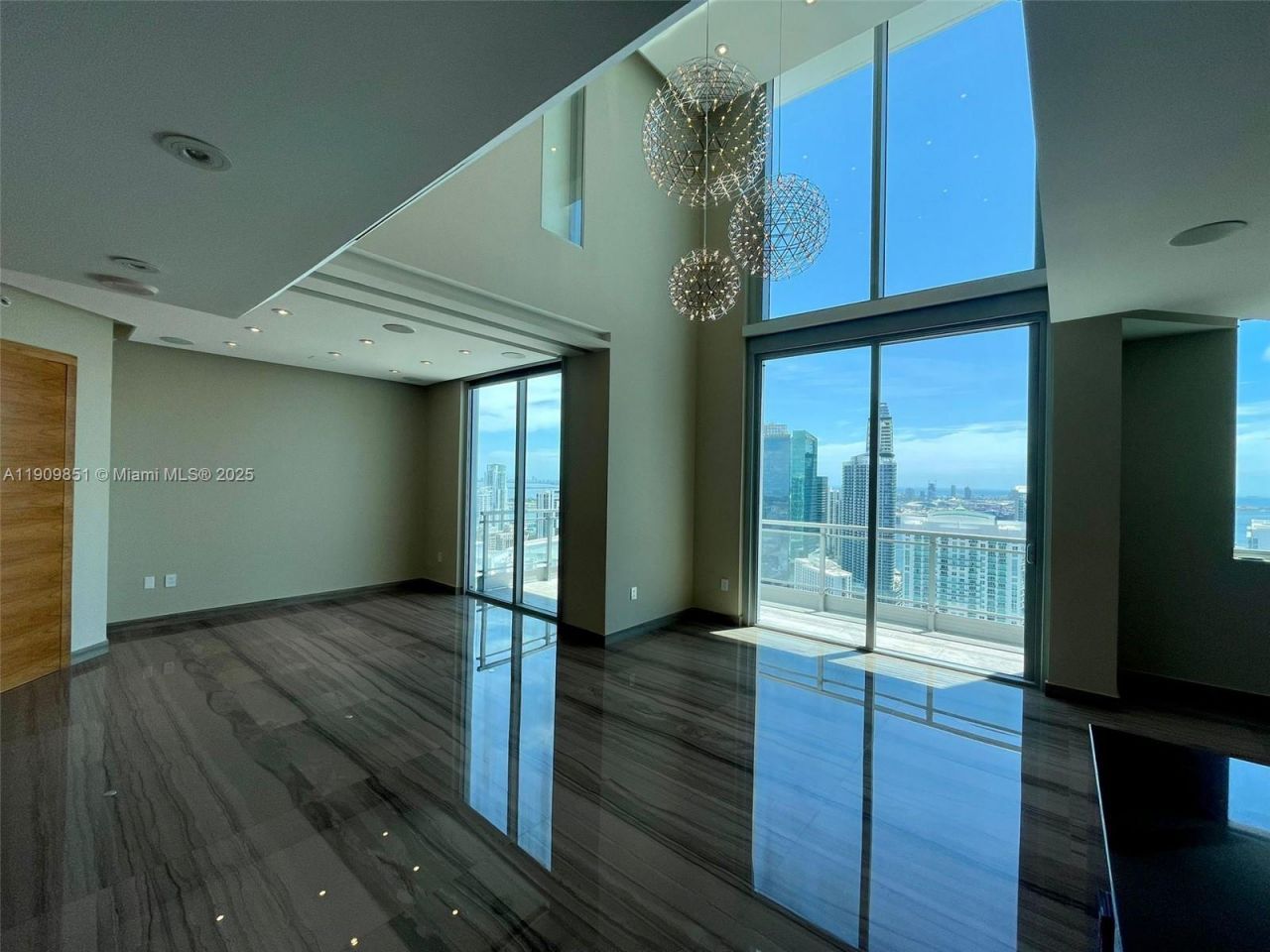 92 SW 3rd St, Unit PH5213, Miami, FL 33130 Photo