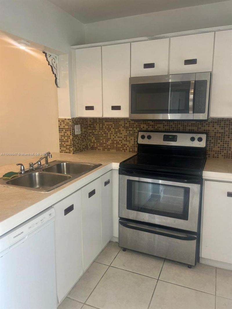 438 NE 210th Cir Ter, Unit 202-4B, Miami, FL 33179 Photo