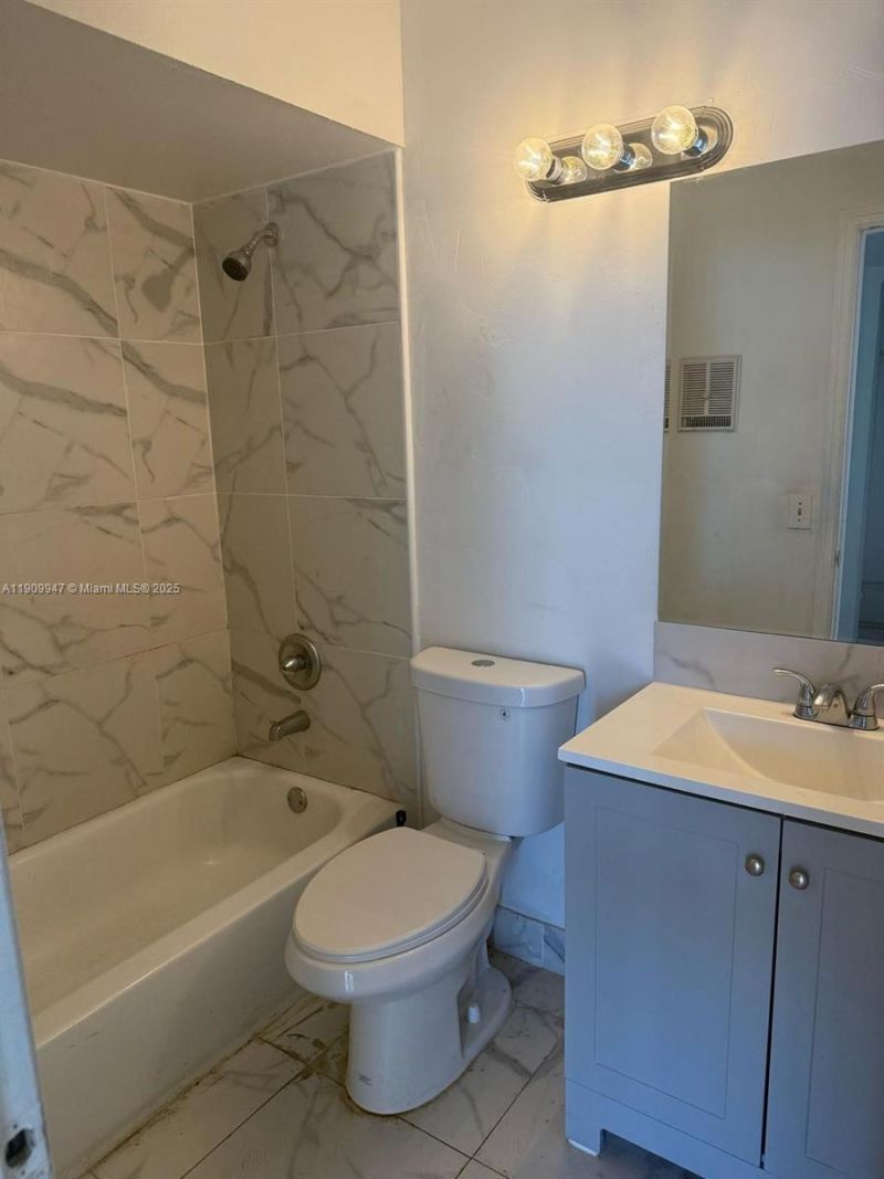 438 NE 210th Cir Ter, Unit 202-4B, Miami, FL 33179 Photo