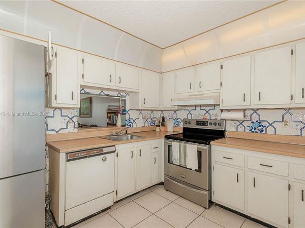 2800 Somerset Dr, Unit 402J, Lauderdale Lakes, FL 33311