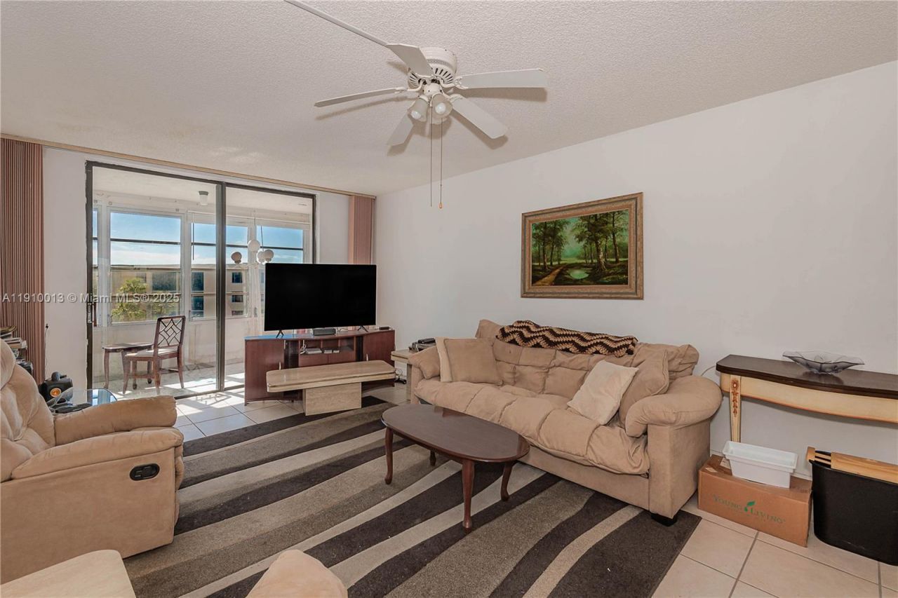 2800 Somerset Dr, Unit 402J, Lauderdale Lakes, FL 33311 Photo