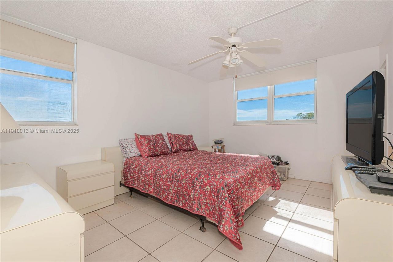 2800 Somerset Dr, Unit 402J, Lauderdale Lakes, FL 33311 Photo