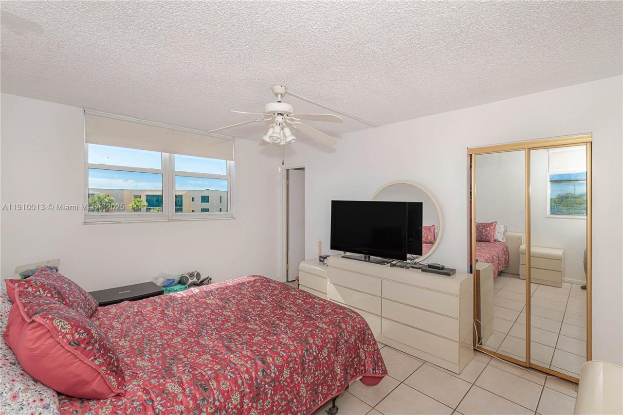 2800 Somerset Dr, Unit 402J, Lauderdale Lakes, FL 33311 Photo
