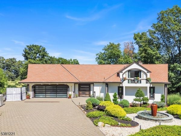 18 Fairview Dr, North Caldwell, NJ 07006