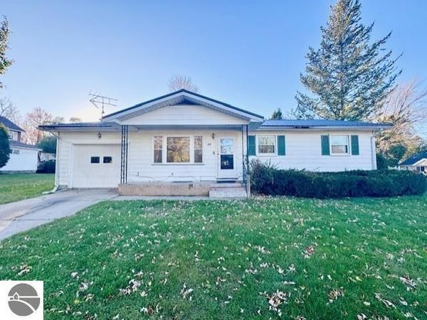 327 Eaton Street, Breckenridge, MI 48615