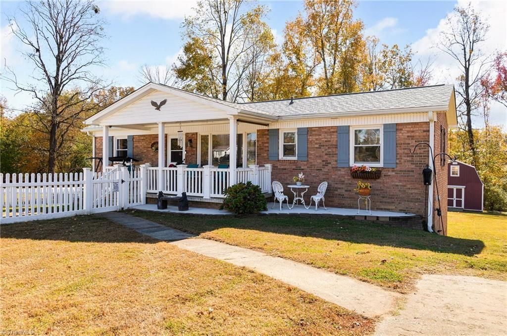 1 N Forrest Drive, Thomasville, NC 27360 Main Photo
