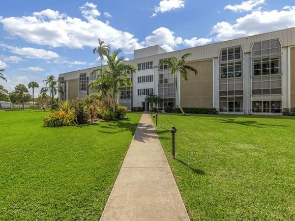 2970 NE 16th Avenue, Unit 211, Oakland Park, FL 33334