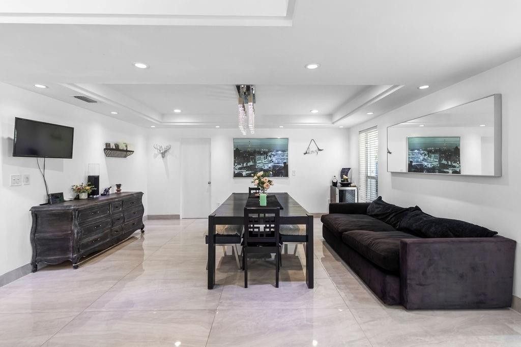 19885 NE 22nd Avenue, Miami, FL 33180 Photo